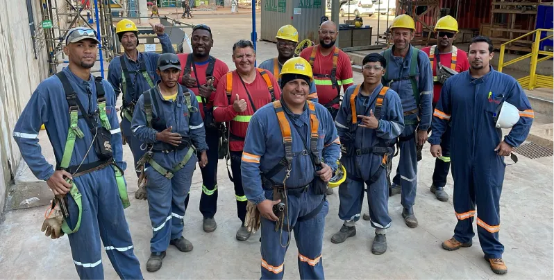 Grupo de trabalhadores da Padilha Andaimes posando para foto.