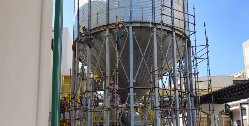 Equipe Padilha Andaimes montando estruturas de andaimes em locais industriais.